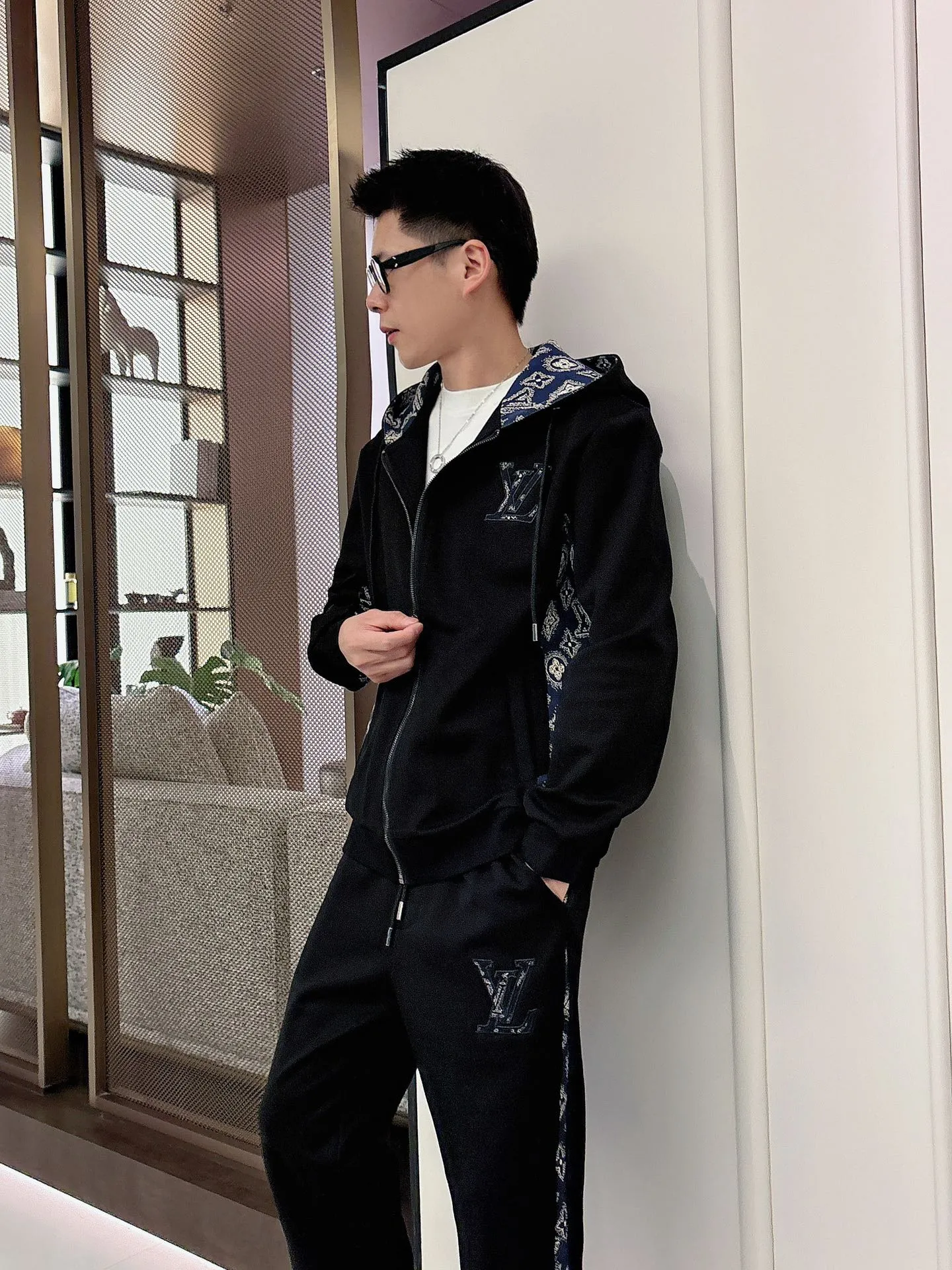 🅿️720 [LV Louis Vuitton] hot-selling suit is coming. Focus on the original version of the official website. 2025 new hot-selling cardigan and sweatshirt suit. The original order is the best. 🇭🇰The meticulous work of top designers. It has a fitting and perfect upper body effect. All-natural high-quality Tencel Roman cotton 100%, close-fitting comfort, noble and elegant! Original hardware embodies elegance and nobility! Counter size: M-3XL (maximum wear up to 190 pounds)